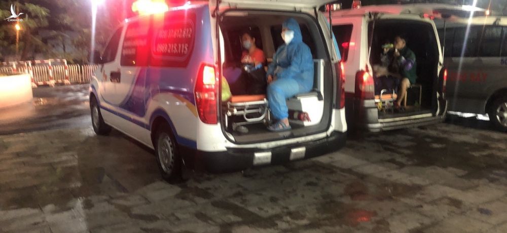 Xe cấp cứu của Phòng khám Đa khoa Sài Gòn Medic chạy xuyên đêm đưa F0 đến bệnh viện. Ảnh: Saigonmedic