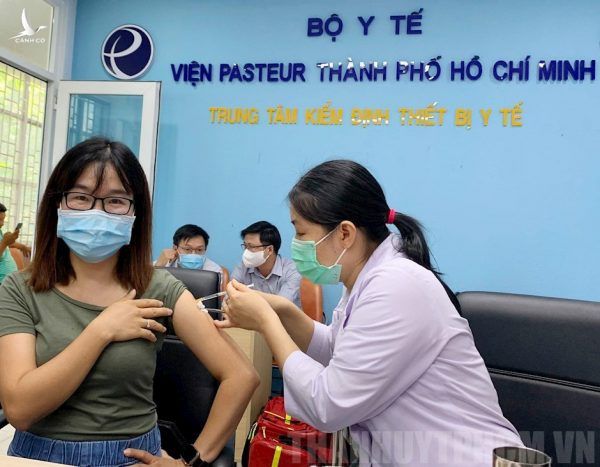 Phóng viên được tiêm vắc xin phòng COVID -19 tại Viện Pasteur TPHCM