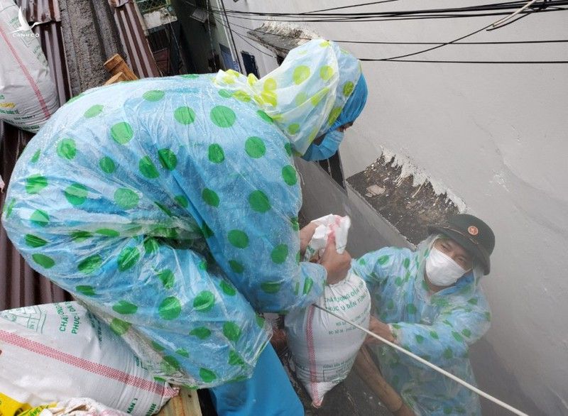 Bộ đội vác bao cát chèn mái nhà cho người dân vùng đỏ ở Đà Nẵng - ảnh 3