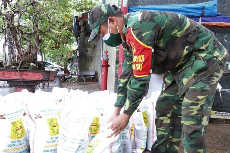 Bộ đội vác bao cát chèn mái nhà cho người dân vùng đỏ ở Đà Nẵng - ảnh 5