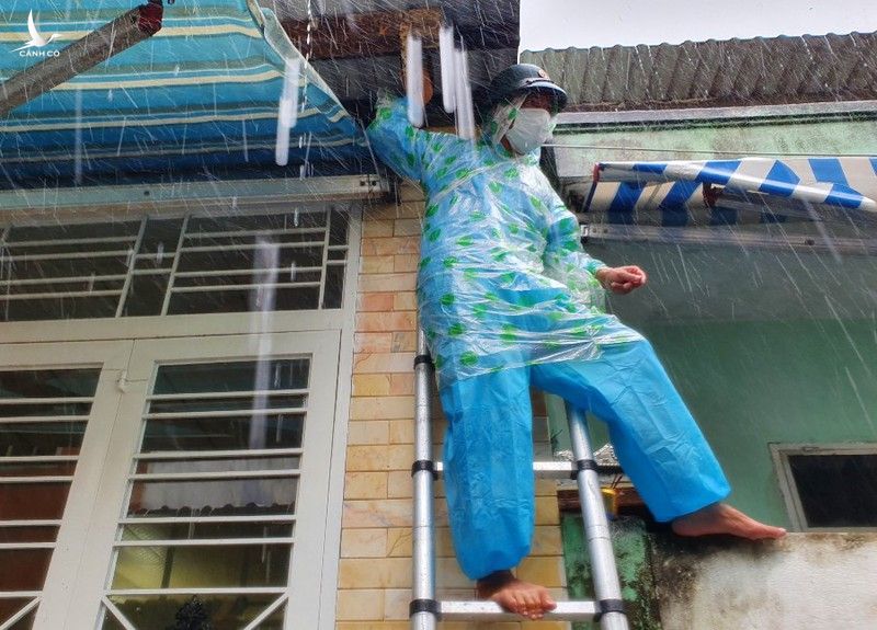 Bộ đội vác bao cát chèn mái nhà cho người dân vùng đỏ ở Đà Nẵng - ảnh 6