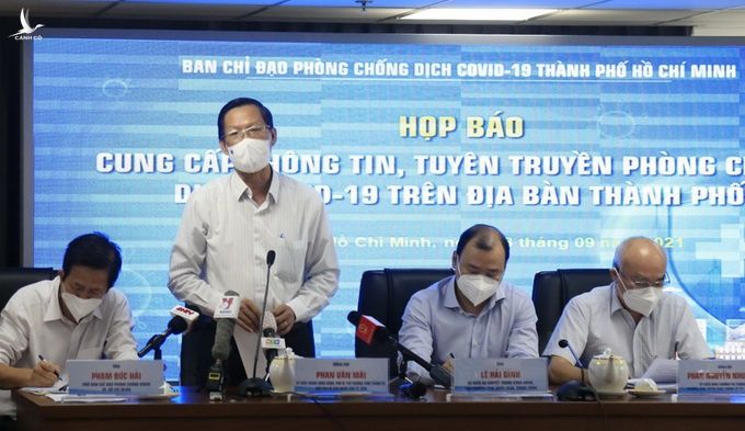 Chủ tịch UBND TP.HCM Phan Văn Mãi: Sau 15.9, thí điểm mở lại những dịch vụ an toàn, phục vụ người dân - ảnh 1
