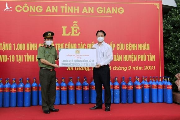 Giám đốc Công an Đinh Văn Nơi trao tặng An Giang 2.000 bình Oxy và 50 tấn gạo để chống dịch