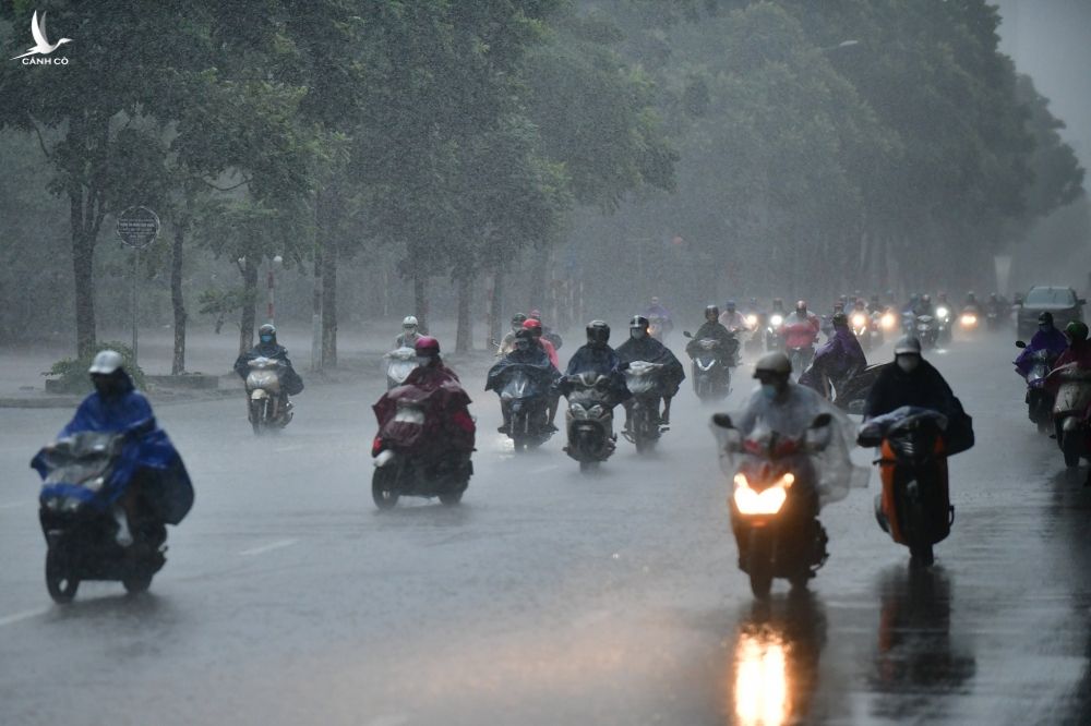 Đang giãn cách xã hội, đường phố Hà Nội vẫn đông đúc trong lúc mưa lớn