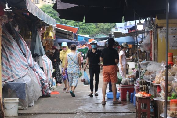 Cảnh người Hà Nội đi chợ ở 'vùng xanh' không cần giấy đi đường và phiếu - ảnh 1