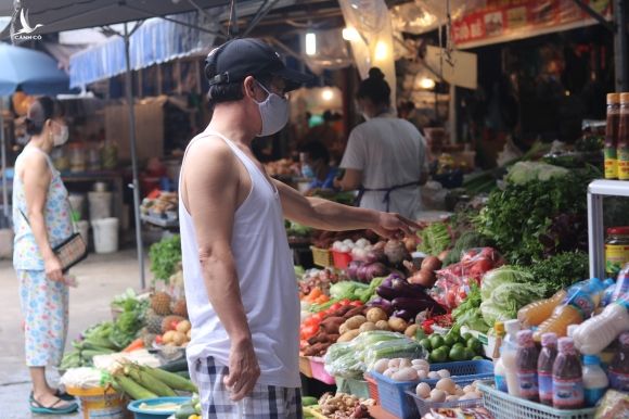 Cảnh người Hà Nội đi chợ ở 'vùng xanh' không cần giấy đi đường và phiếu - ảnh 4