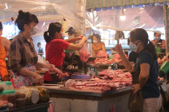 Cảnh người Hà Nội đi chợ ở 'vùng xanh' không cần giấy đi đường và phiếu - ảnh 6