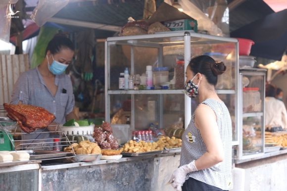 Cảnh người Hà Nội đi chợ ở 'vùng xanh' không cần giấy đi đường và phiếu - ảnh 7