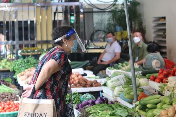 Người dân đi chợ Nghĩa Tân không cần phiếu đi chợ vào sáng 17.9 /// DƯƠNG LAN 