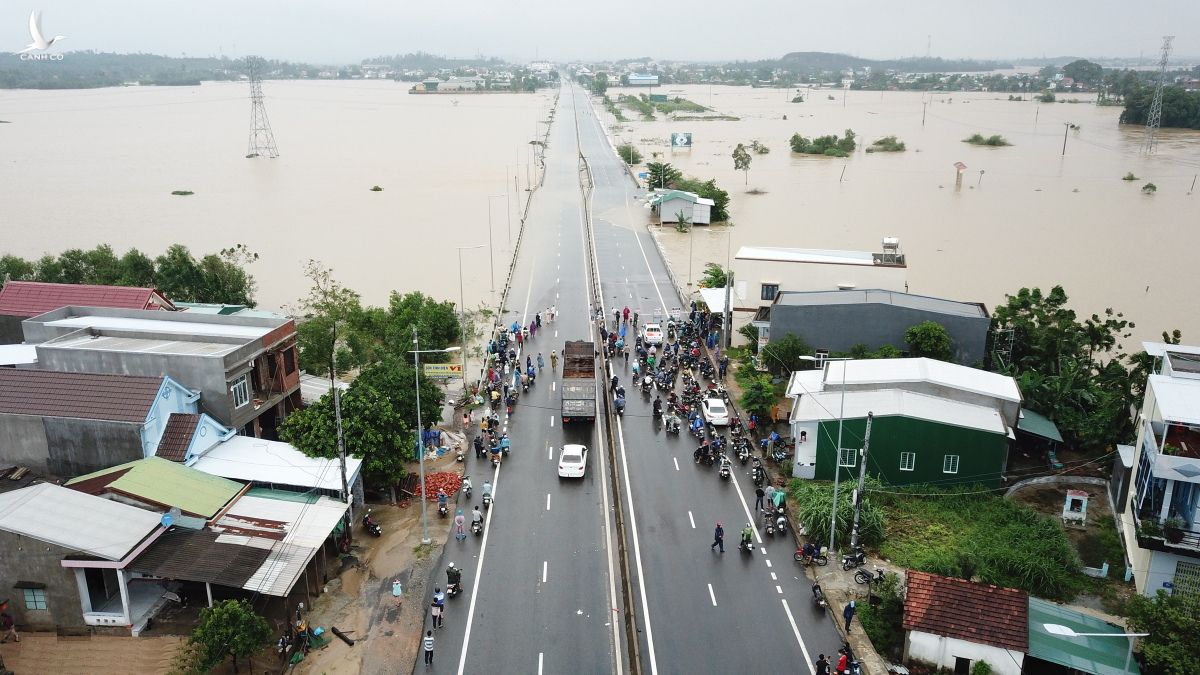 Quảng Ngãi mênh mông nước, gần 11.000 nhà dân bị ngập