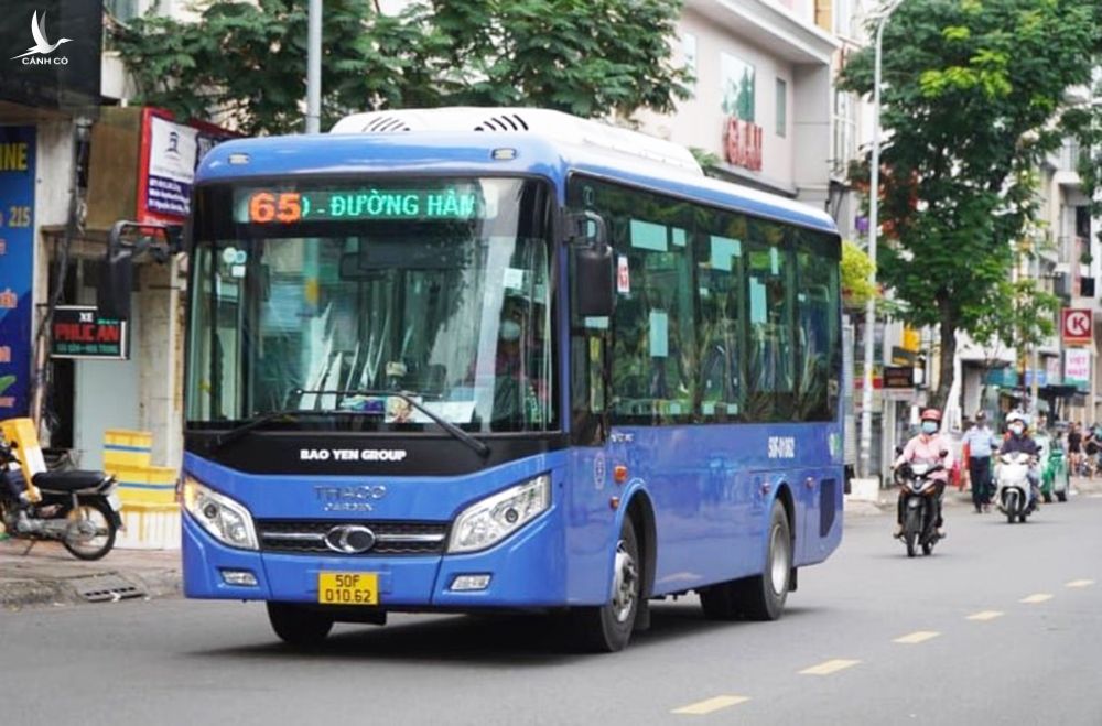 Xe buýt số 65 (Bến Thành - Bến xe An Sương) chạy ở khu trung tâm TP HCM hôm 25/10 - ngày đầu được hoạt động trở lai. Ảnh: Gia Minh