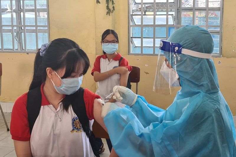 59.000 học sinh Bình Dương đồng loạt được tiêm vaccine - ảnh 6