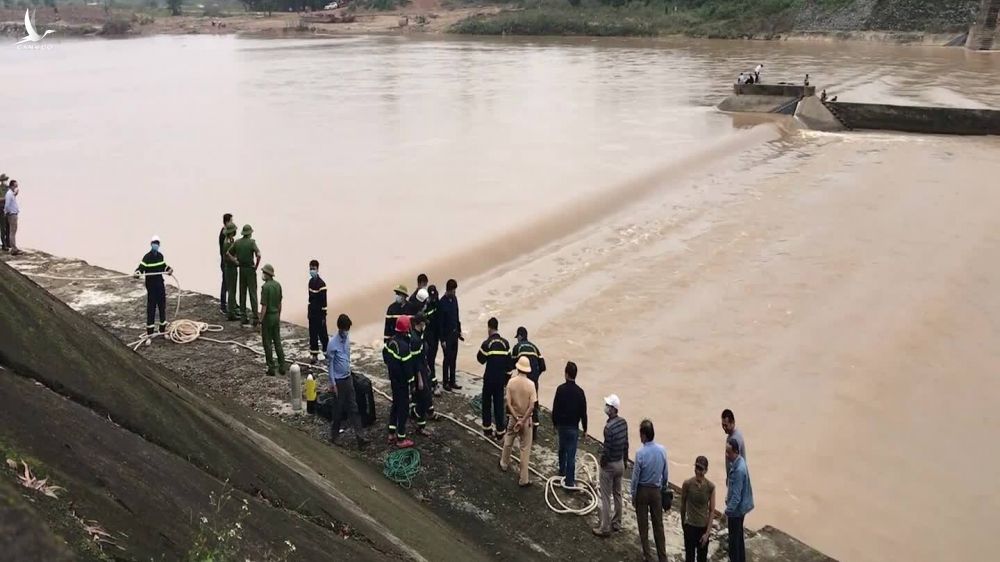 Phó giám đốc Sở cùng 6 người mắc kẹt giữa sông Thạch Hãn, một giám đốc bị nước cuốn mất tích