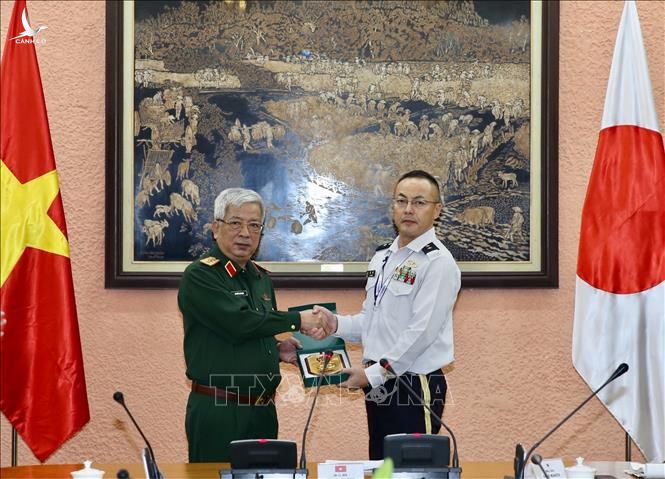 Thượng tướng Nguyễn Chí Vịnh được Nhật trao tặng Huân chương Mặt trời mọc 