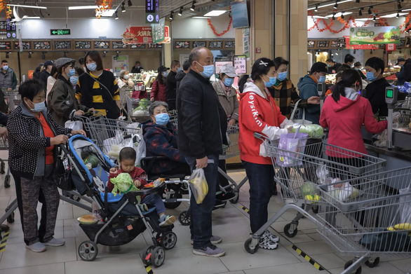 Vì sao Trung Quốc phải tranh giành, giẫm đạp lên nhau quét sạch siêu thị?
