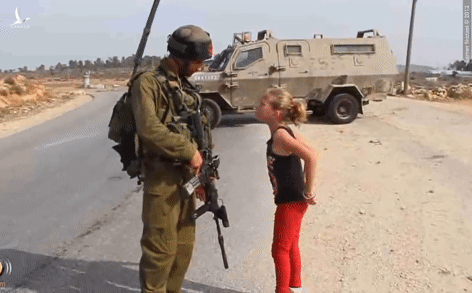 Sự thật video bé gái Ukraine giơ nắm đấm với lính Nga: ‘Biến về nước ngươi đi!’