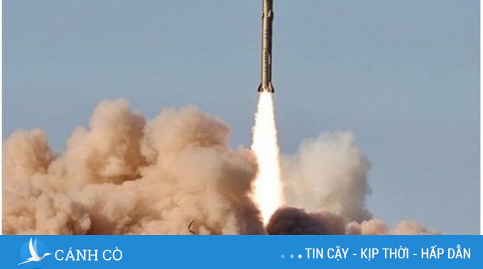 Iran phóng tên lửa siêu nặng, tuyên bố ‘mở toang không phận’ Israel