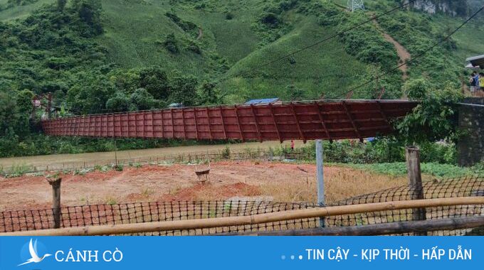 Ôtô chở cán bộ xã đi chống bão rơi xuống sông