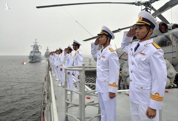 Tàu hộ vệ Việt Nam trong lần đầu duyệt binh hải quân tại Nga