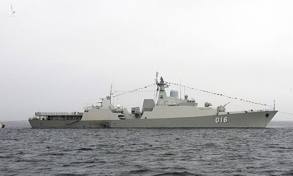 Tàu hộ vệ Việt Nam trong lần đầu duyệt binh hải quân tại Nga