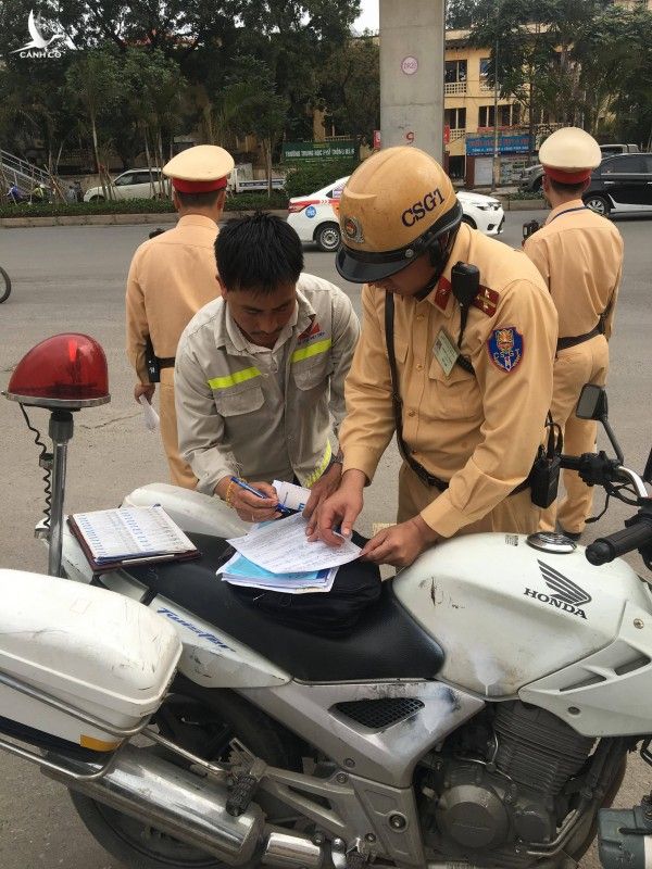 Lực lượng chức năng kiểm tra người và phương tiện trên trục đường Nguyễn Trãi. Ảnh: Đ.L 