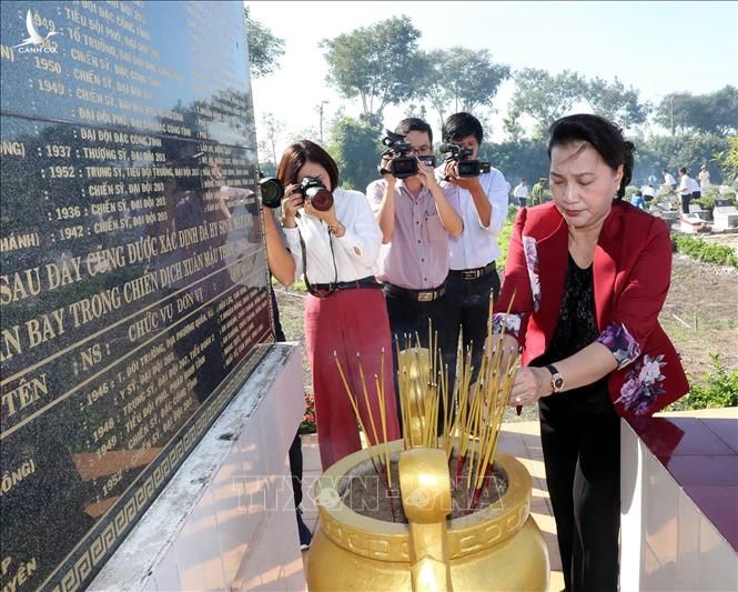 Chủ tịch Quốc hội Nguyễn Thị Kim Ngân dâng hương, hoa tưởng niệm các Anh hùng Liệt sĩ tỉnh Vĩnh Long.  