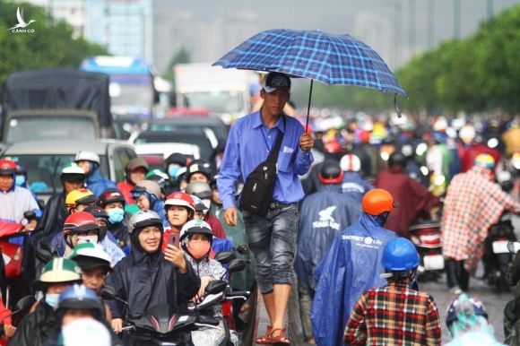 Mưa to gây ngập kinh hoàng đường Phạm Văn Đồng, giao thông tê liệt - ảnh 14