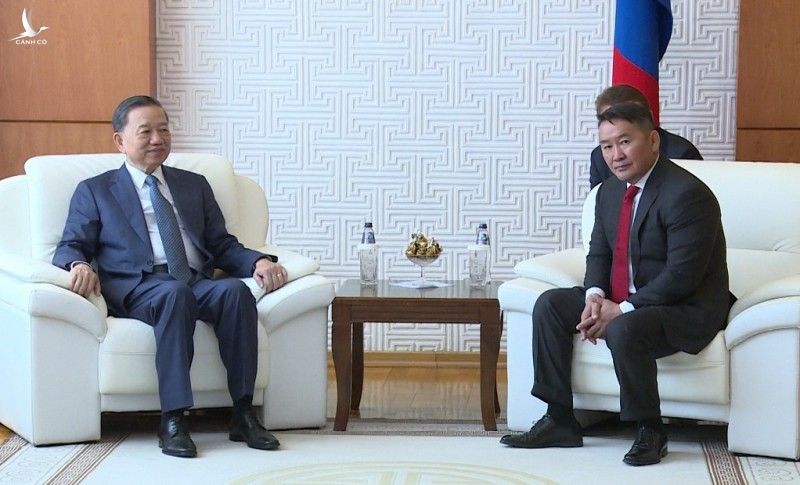 Tổng thống Mông Cổ Khaltmaa Battulga và Bộ trưởng Tô Lâm. 