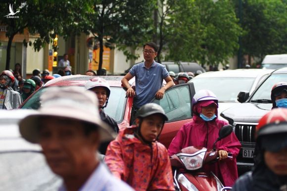 Mưa to gây ngập kinh hoàng đường Phạm Văn Đồng, giao thông tê liệt - ảnh 16