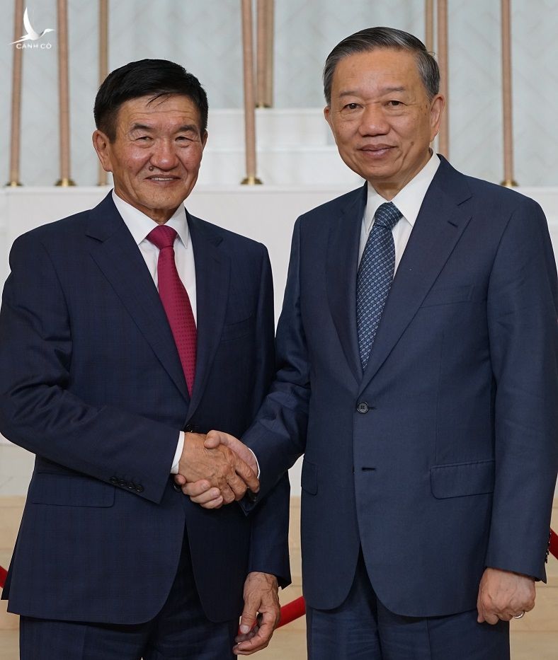 Bộ trưởng Tô Lâm và Bộ trưởng Bộ Tư pháp và Nội vụ Mông Cổ Tsend Nyamdorj.