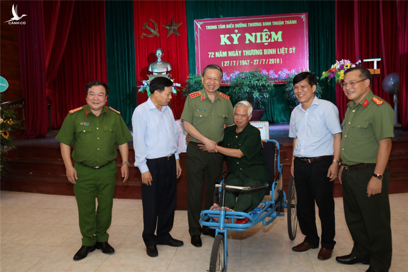 Đại diện thương bệnh binh tại Trung tâm điều dưỡng thương binh Thuận Thành đón nhận những món quà ý nghĩa, đầy tình cảm của Bộ trưởng Tô Lâm và các đại biểu đến thăm hỏi, động viên.