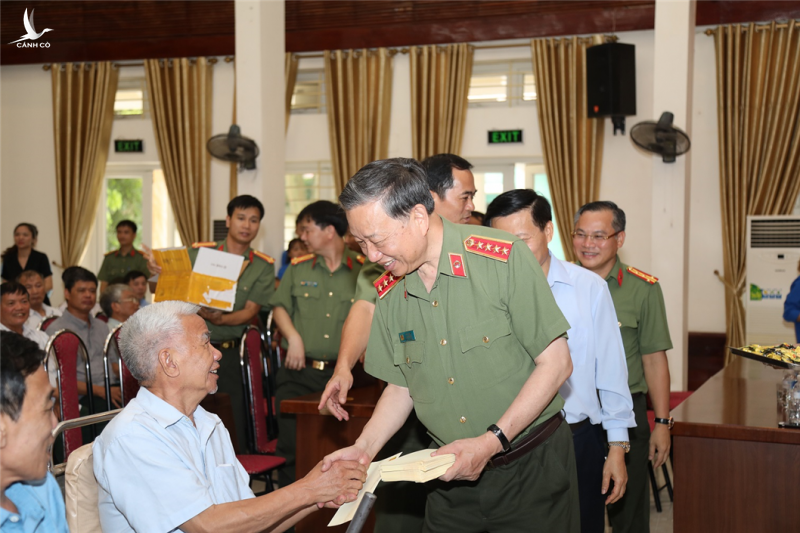 Bộ trưởng Tô Lâm tặng quà các đồng chí thương bệnh binh tại Trung tâm điều dưỡng thương binh Thuận Thành.