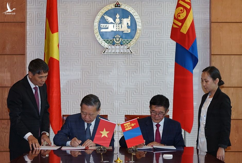 Thừa ủy quyền của Chủ tịch nước Cộng hoà xã hội chủ nghĩa Việt Nam và Tổng thống Mông Cổ, Bộ trưởng Tô Lâm và Bộ trưởng Bộ Tư pháp và Nội vụ Mông Cổ Tsend Nyamdorj ký kết và trao Hiệp định dẫn độ giữa Việt Nam và Mông Cổ.