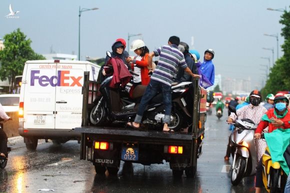 Mưa to gây ngập kinh hoàng đường Phạm Văn Đồng, giao thông tê liệt - ảnh 17