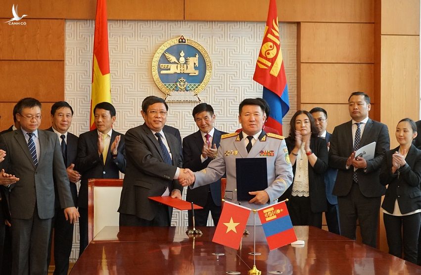 Bộ trưởng Tô Lâm và Bộ trưởng Tsend Nyamdorj chứng kiến Lễ ký kết và trao Bản ghi nhớ hợp tác giữa Học viện An ninh nhân dân và Đại học Nội vụ Mông Cổ.