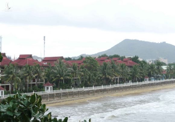 Resort Hoàng Gia Quy Nhơn nằm sát mép biển Quy Nhơn (Bình Định) /// Ảnh: Hoàng Trọng