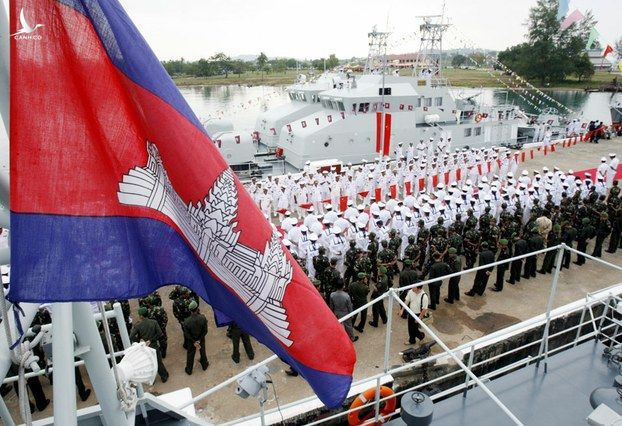  Hải quân Hoàng gia Campuchia trong lễ bàn giao tàu tuần tra của Trung Quốc cho Campuchia ở căn cứ Hải quân Ream ở tỉnh Sihanoukville hôm 7/11/2007