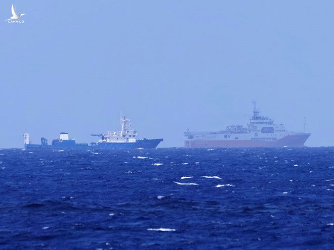 Tàu cá dân binh đi kèm bảo vệ tàu Hải Dương Địa chất 8 của Trung Quốc đang khảo sát trái phép gần khu vực bãi Tư Chính 