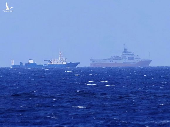 Nhóm tàu khảo sát Hải Dương Địa chất 8 của Trung Quốc ngang nhiên hoạt động ở khu vực bãi Tư Chính   ///  Ảnh: Ngư dân cung cấp