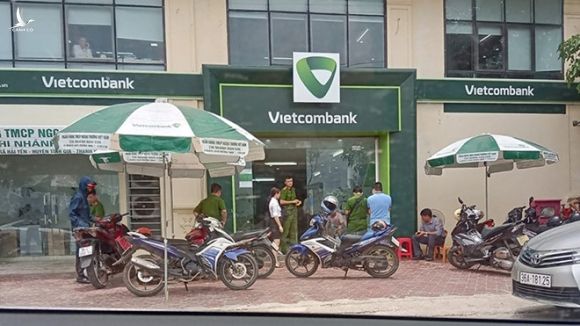 Ngăn chặn cướp ngân hàng, bảo vệ Vietcombank Nghi Sơn bị bắn trọng thương - ảnh 1
