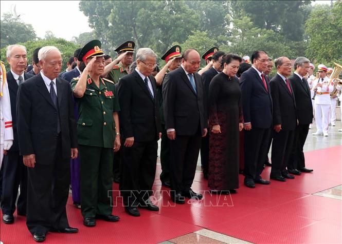 Đoàn đại biểu lãnh đạo và nguyên lãnh đạo Đảng, Nhà nước, Mặt trận Tổ quốc Việt Nam đặt vòng hoa tưởng niệm các Anh hùng Liệt sĩ. 