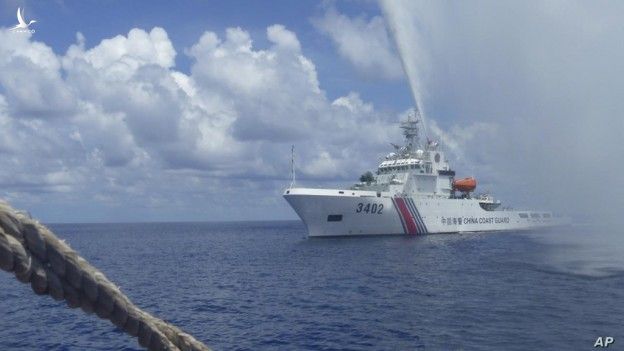 Trung Quốc sử dụng lực lượng hải cảnh của mình để áp dụng các biện pháp đe dọa, cưỡng ép các tàu nhỏ hơn của nước khác, nhưng hạn chế sử dụng lực lượng quân sự. 