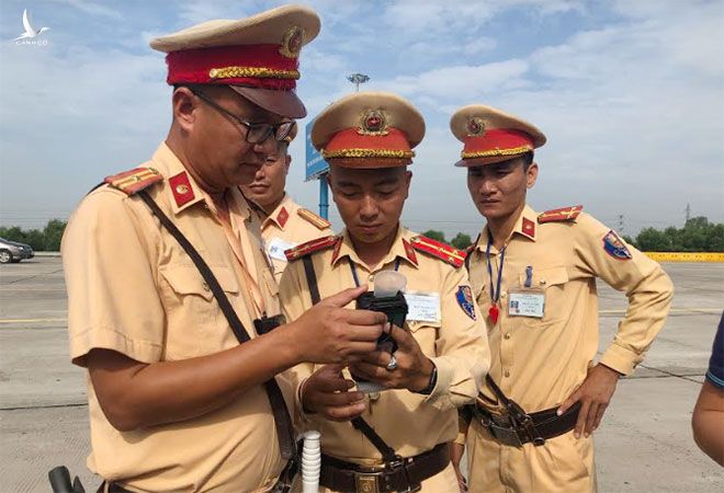 Tập trung xử lý các hành vi là nguyên nhân chính dẫn đến TNGT như: nồng độ cồn, ma tuý, đi sai phần đường, làn đường. 