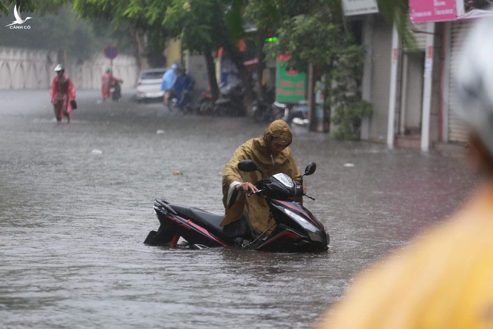 Trưa 25.7, mưa giông lớn đã xảy ra tại nhiều quận, huyện Hà Nội