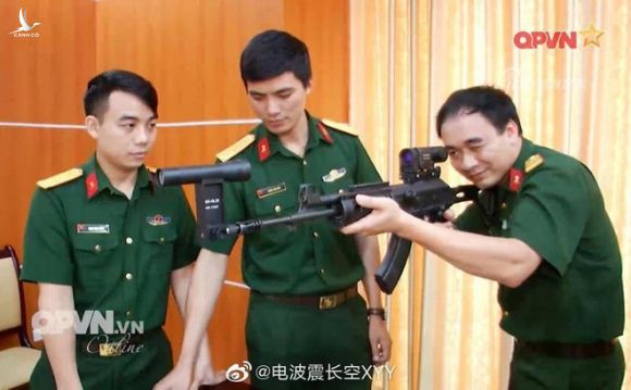 Báo Trung Quốc quan tâm "mắt thần" trên súng trường Galil ACE Việt Nam