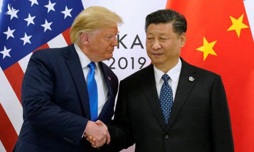 Tổng thống Donald Trump (trái) bắt tay Chủ tịch Trung Quốc Tập Cận Bình tại cuộc gặp cấp cao Mỹ - Trung bên lề hội nghị thượng đỉnh G20 ở Osaka, Nhật Bản, hôm 29/6. 