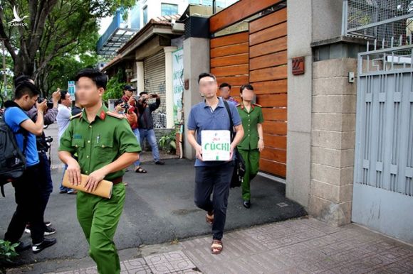 Lực lượng chức năng Bộ Công an và cơ quan liên quan khám xét nhà riêng ông Lê Tấn Hùng  /// Ảnh: Khả Hòa