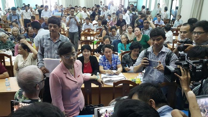 Người dân vây quanh bà Nguyễn Thị Quyết Tâm để phản ánh ý kiến. 