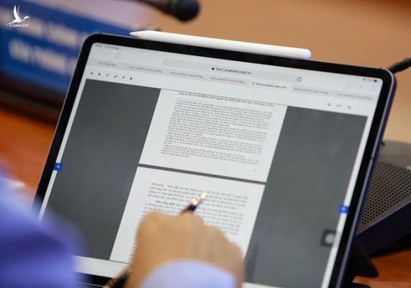 Máy tính bảng cung cấp cho một số đại biểu để đọc tài liệu trên mạng  /// Ảnh: Ngọc Dương