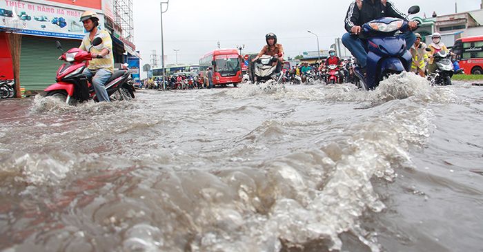 Nhiều đường phố tại TPHCM thường xuyên bị ngập khi mưa to. Ảnh: PV LĐO